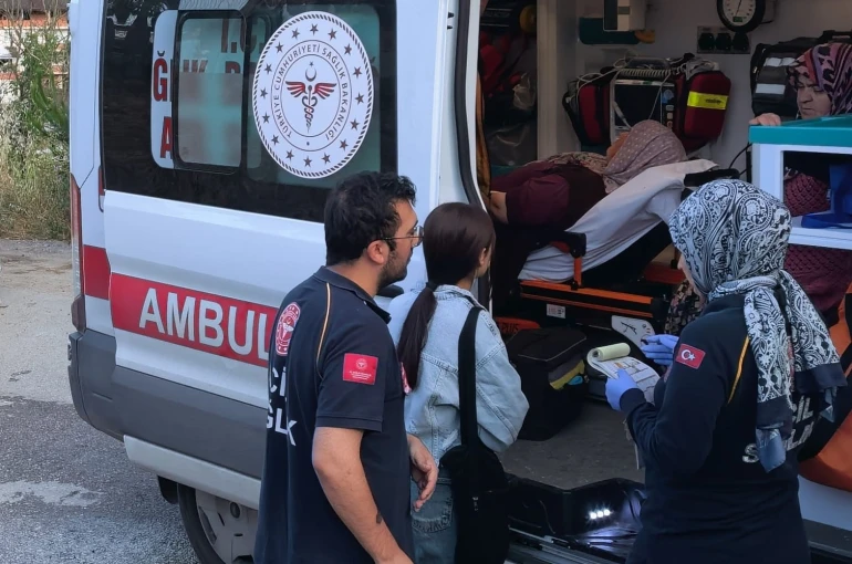Tarım işçilerini taşıyan servis devrildi 6 işçi yaralı