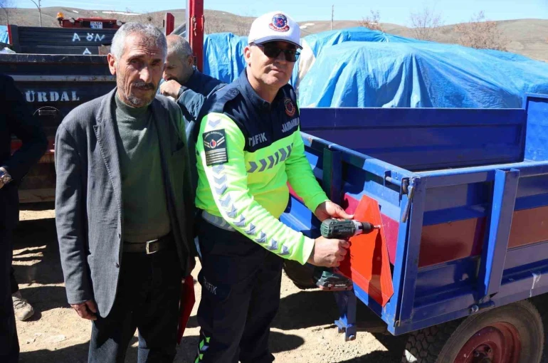Tarla bahçe sezonu başlarken jandarmadan traktör kazalarına reflektörlü önlem
