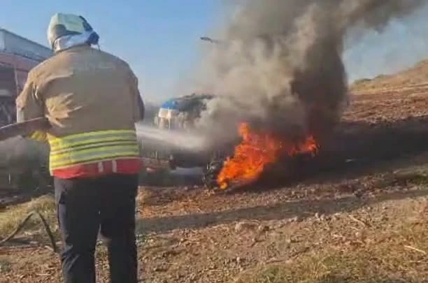 Tarla sürerken yanmaya başlayan traktör kullanılamaz hale geldi