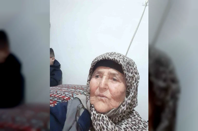 Tarlada uyuyan kadın iş makinesinin altında can verdi