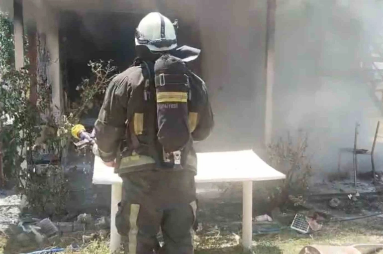 Tarladaki evde çıkan yangın itfaiye ekiplerince söndürüldü