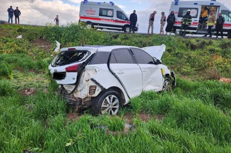 Tarlaya uçarak hurdaya dönen otomobildeki 2 kişi yaralandı