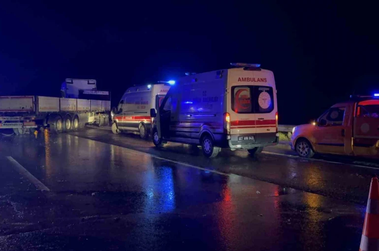 Tarsus-Adana-Gaziantep Otoyolu’nda kamyonet tırla çarpıştı: 1 ölü, 1 yaralı 