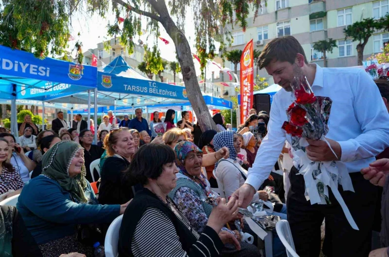 Tarsus’ta Anneler Günü coşkusu: Anneler ve çocuklar aynı sahnedeydi