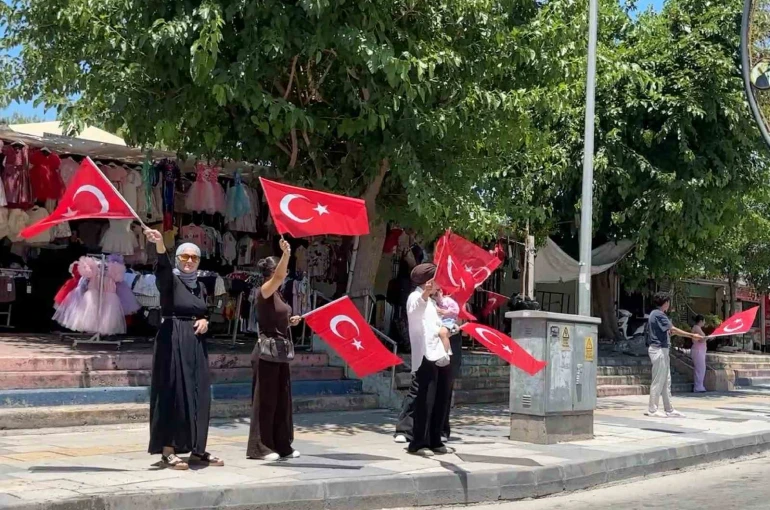 Tarsus’ta milli heyecan caddelere taştı