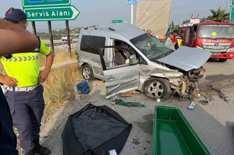 Tarsus’ta otomobil tıra çarptı: 1 ölü, 4 yaralı