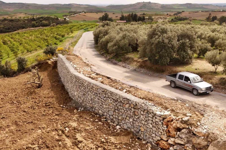 Tarsus’ta yol ve yaya güvenliği artırıldı