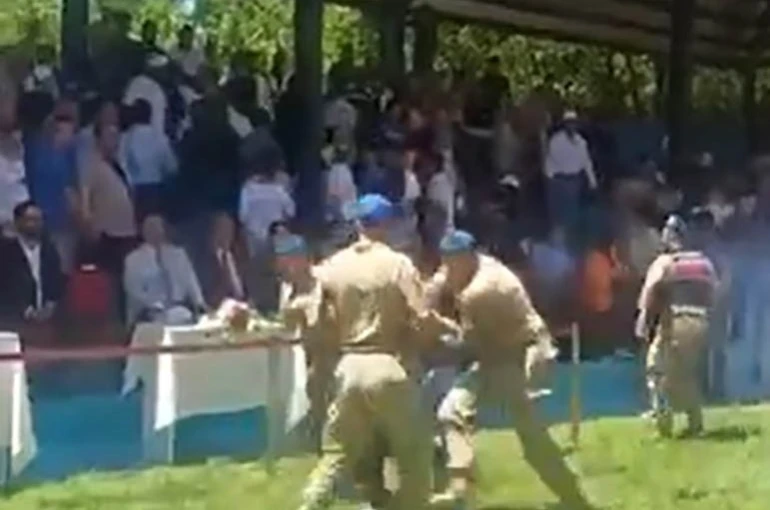 Tartışmalı güreşler olaylı başladı