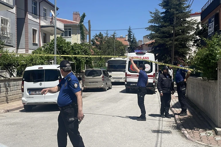 Tartıştığı anne ve babasını bıçaklayarak öldürdü