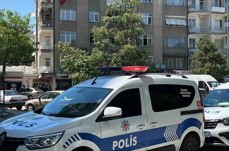 Tartıştığı apartman yöneticisini bıçakladı 