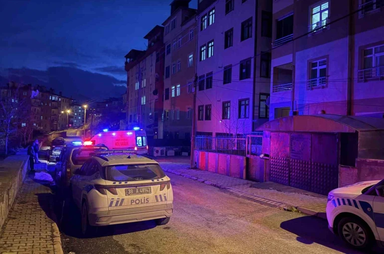 Tartıştığı erkek arkadaşını banyoda bıçaklayarak öldürdü