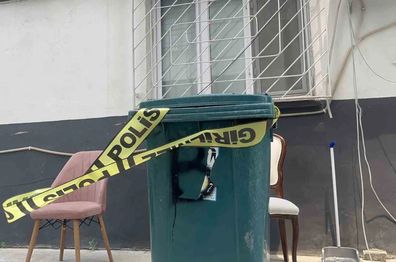 Tartıştığı eşinin başına çekiçle vurup boğazından bıçakladı