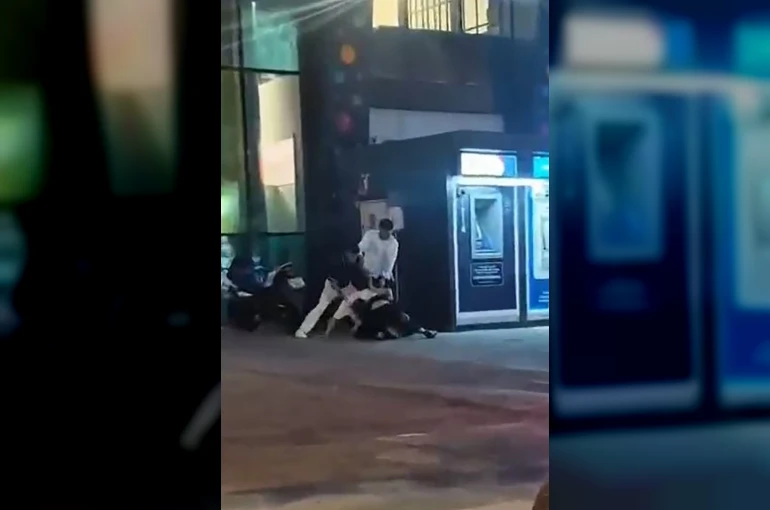Tartıştığı genci yere yatırıp acımasızca darp ettiler