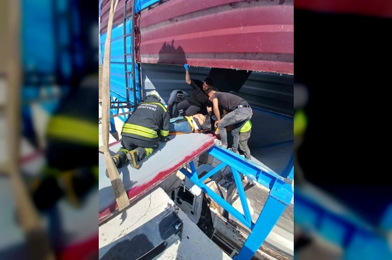 Taş kırma kuyusuna düşen 2 işçiyi itfaiyeciler kurtardı