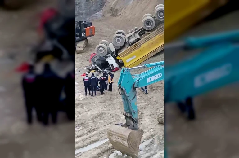 Taş ocağında uçuruma yuvarlanan kamyonun sürücüsü hayatını kaybetti