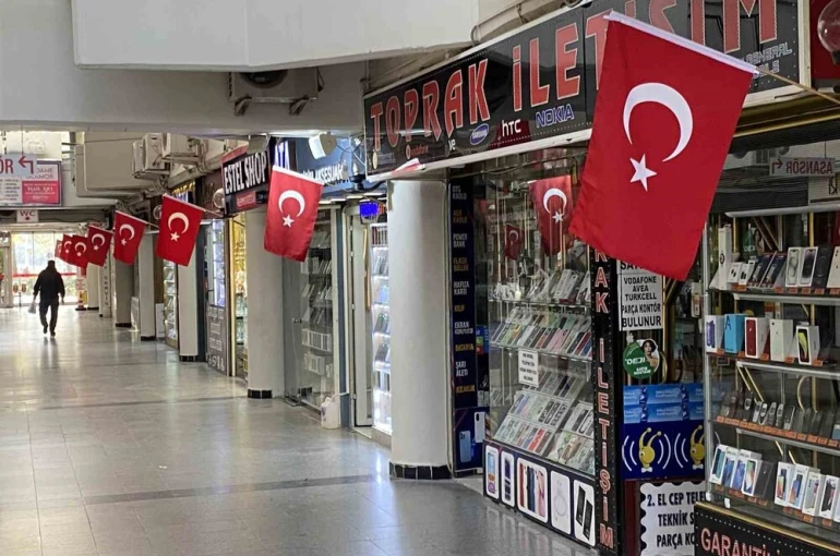 Taşbaşı Çarşısı’ndaki dükkanlar Türk bayrakları ile donatıldı