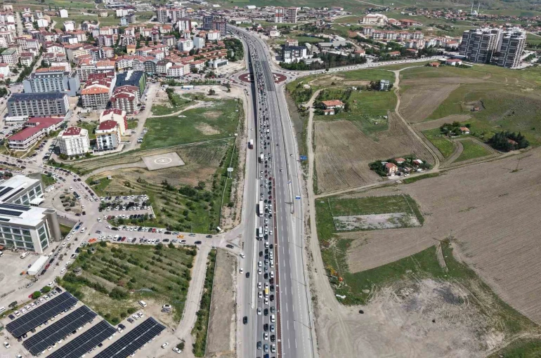 Tatil bitti, yoğunluk bitmedi: 43 ilin geçiş noktasında dönüş trafiği yaşandı