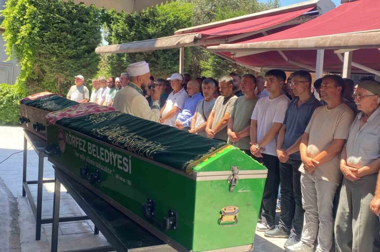 Tatil yolunda can veren anne ve kızı toprağa verildi