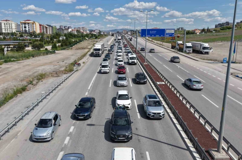 Tatilin son gününde dönüş yoğunluğu arttı: 43 ilin bağlantı noktası havadan görüntülendi