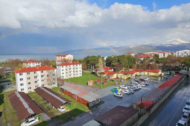 Tatvan’da gökkuşağı görsel şölen sundu