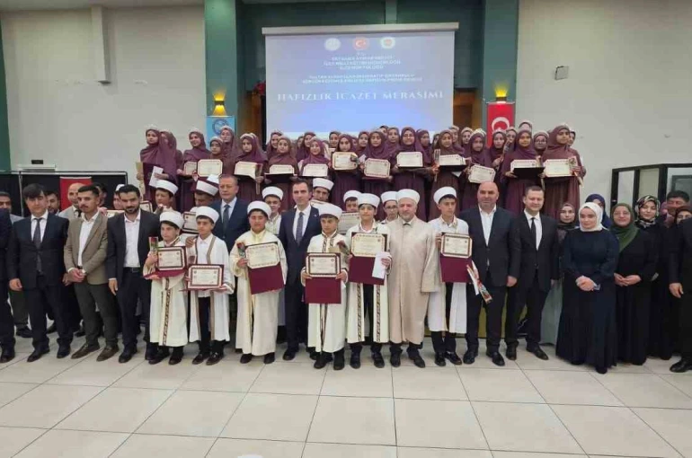Tatvan’da görkemli hafızlık icazet merasimi: 56 hafız belgelerini aldı