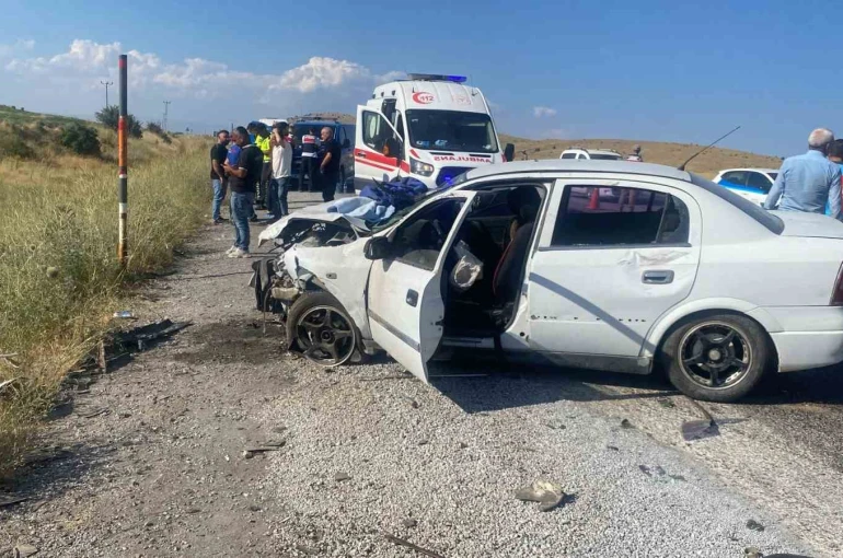 Tatvan’da iki otomobil çarpıştı: 6 yaralı