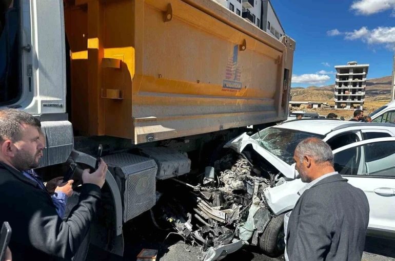 Tatvan’da kamyon ile otomobil çarpıştı: 3 yaralı