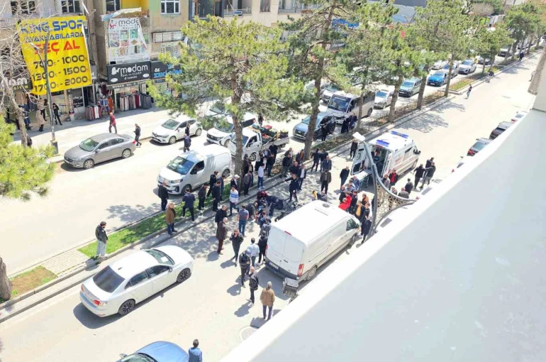 Tatvan’da motosiklet ile elektrikli bisiklet çarpıştı: 2 yaralı