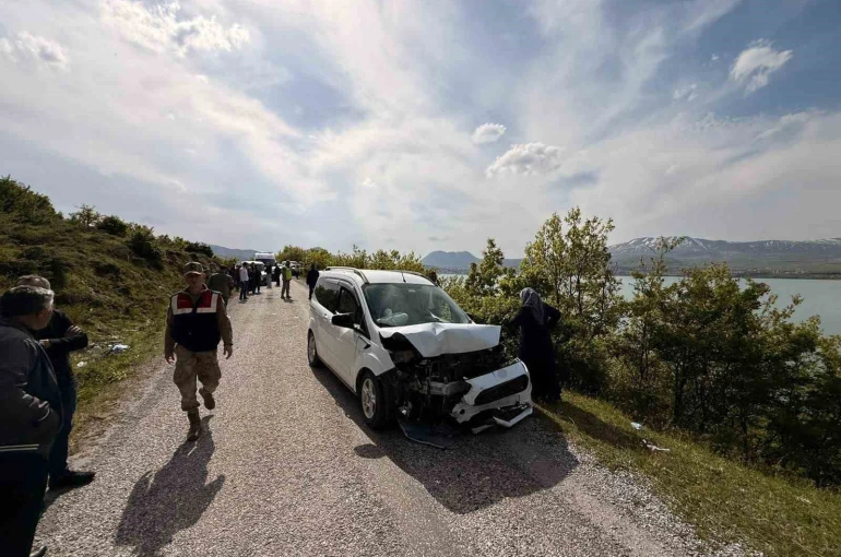 Tatvan’da otomobille kamyonet çarpıştı: 6 yaralı