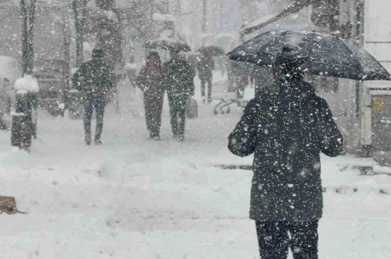 Tatvan’da yoğun kar yağışı yeniden etkili oluyor