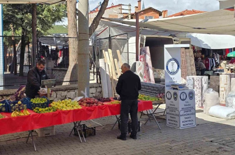 Tavas Belediyesi güvenilir alışverişi için pazaryerlerinde tartıları kontrol etti