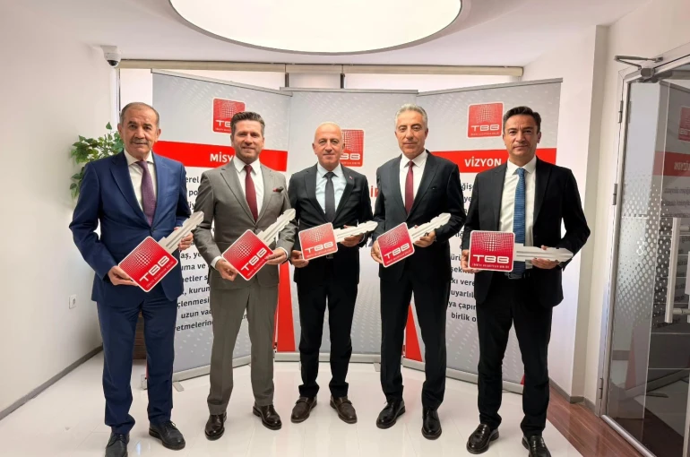 Tavas Belediyesine 22 tonluk yeni ekskavatör kazandırıldı
