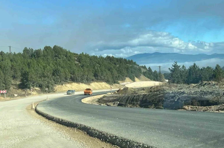 Tavşanlı-Domaniç yolunda çalışmalar sürüyor