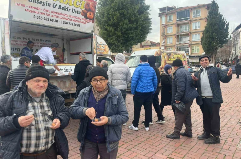 Tavşanlı protokolü ve vatandaşlar lokma etkinliğinde buluştu