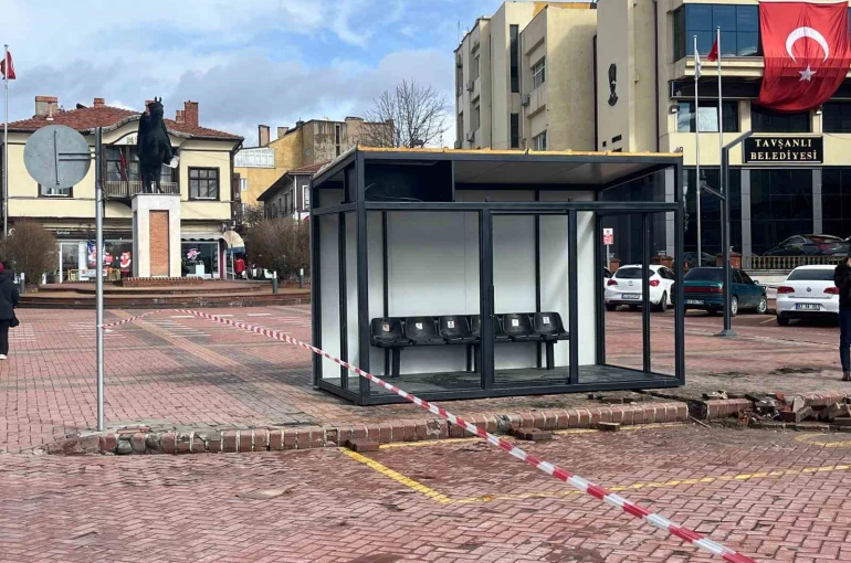 Tavşanlı’da akıllı duraklar montajlanıyor