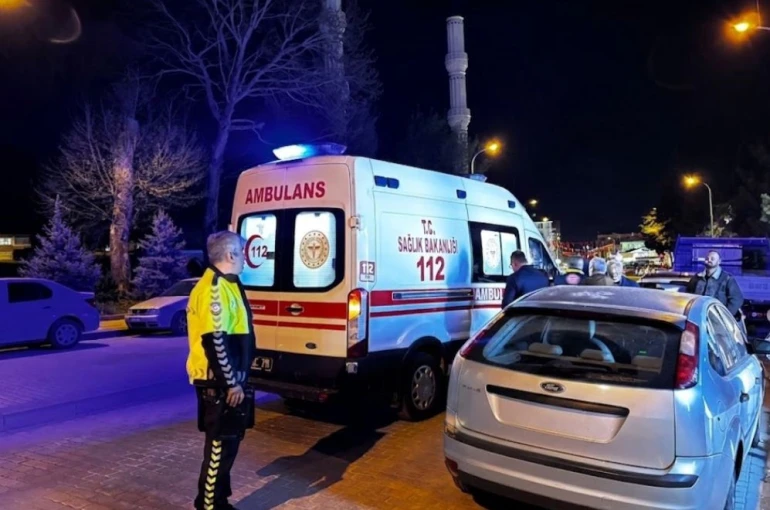 Tavşanlı’da motosiklet yayaya çarptı: 2 yaralı