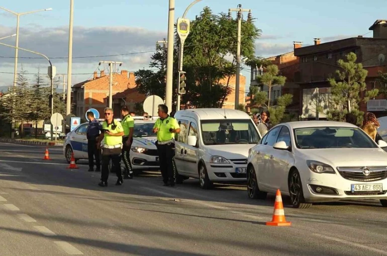 Tavşanlı’da motosikletin de karıştığı zincirleme trafik kazası