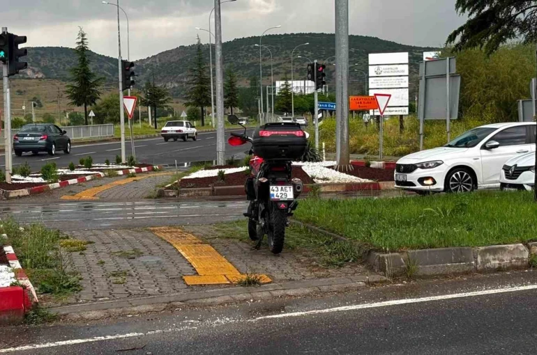 Tavşanlı’da otomobille çarpışan motosikletli yaralandı