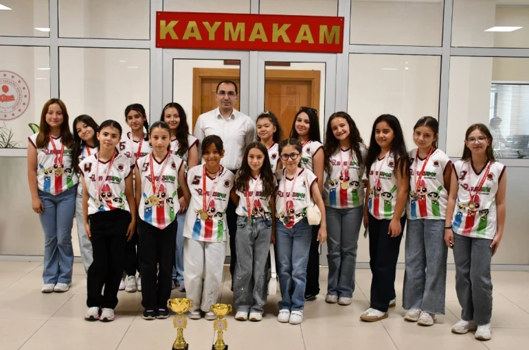 Tavşanlı’da şampiyon voleybol takımı kutlandı