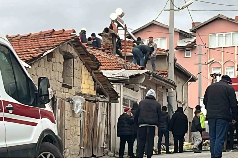 Tavşanlı’da tek katlı evde yangın