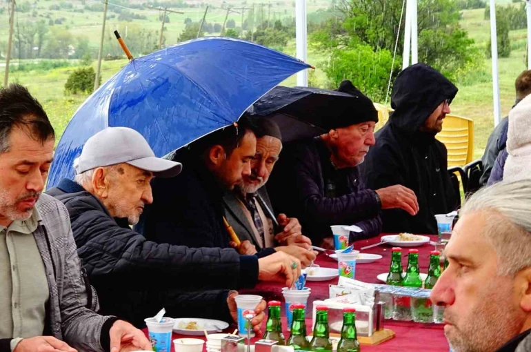 Tavşanlı’da yağmura rağmen Hıdırellez coşkusu yaşandı