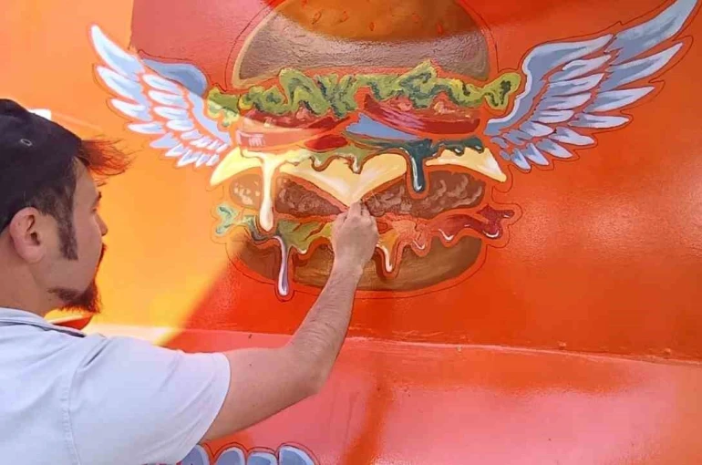 Tavşanlı’da yaşayan ressam karavanı sanat eserine dönüştürdü