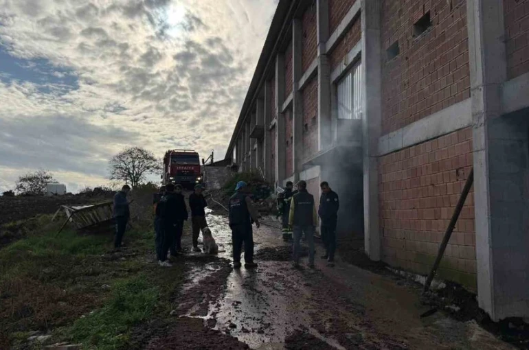 Tavuk çiftliğinin depo kısmında yangın
