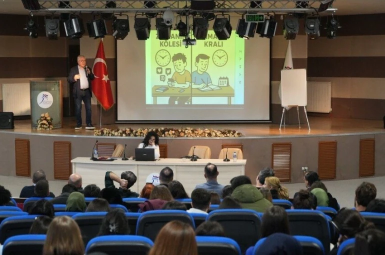 Tayfun Öneş, KBÜ öğrencilerine mesleki tecrübelerini aktardı