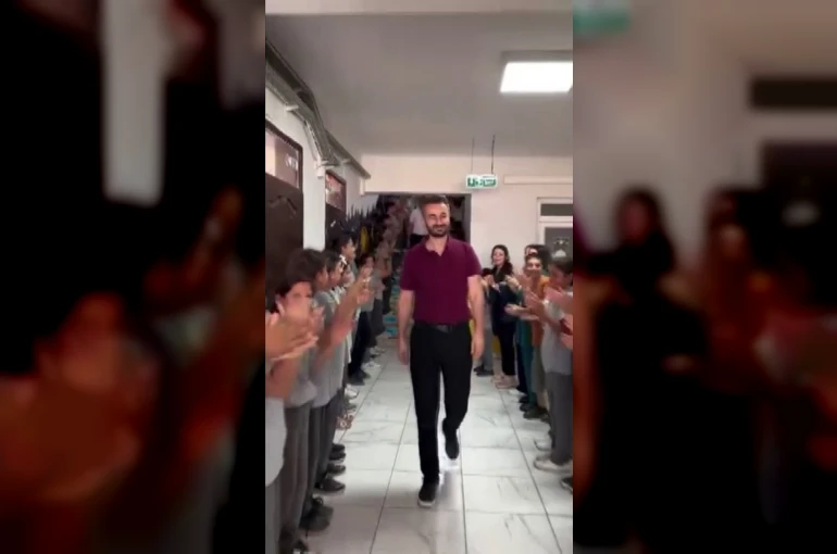 Tayini çıkan öğretmen, 10 yıldır görev yaptığı okuldan alkışlarla uğurlandı