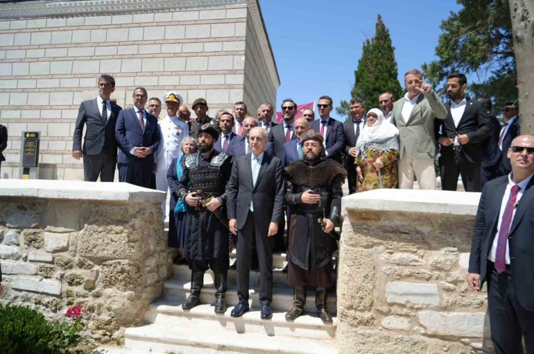 TBMM Başkanı Kurtulmuş Gelibolu’da: Gazi Süleyman Paşa Türbesi’nde Alplerin nöbet değişimi büyüledi