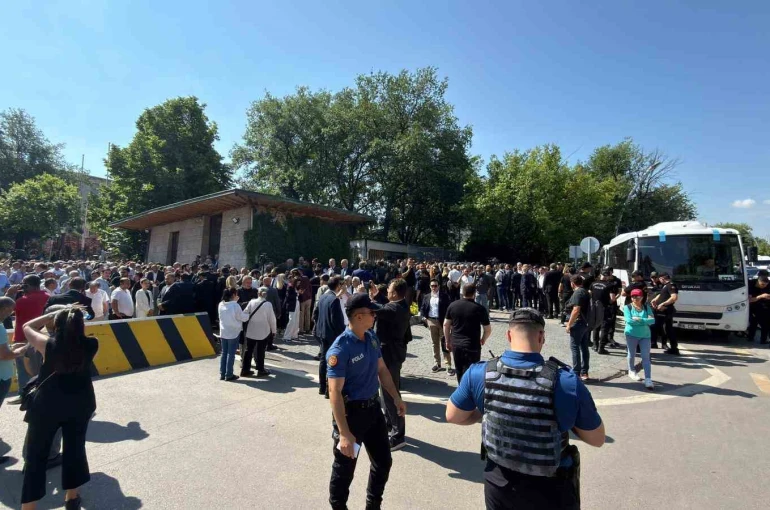 TBMM önünde Kılıçdaroğlu ve Özel destekçileri arasında gerginlik