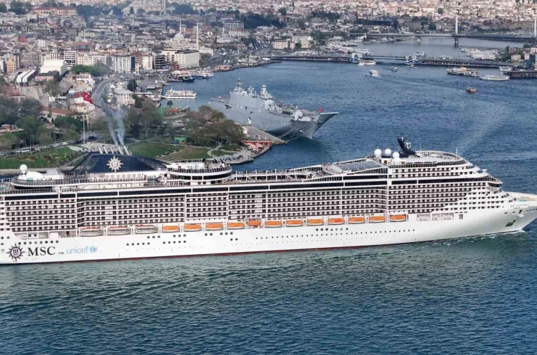 TCG Anadolu turistlerin ilgi odağı oldu