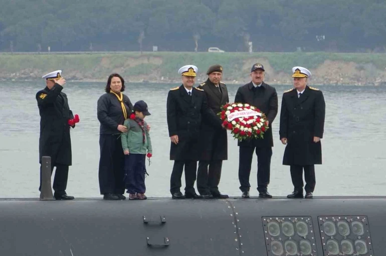 ’TCG Dumlupınar’ denizaltısında şehit olan 81 denizci için anma töreni düzenlendi