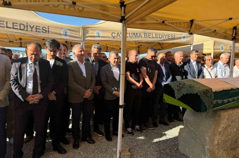 Tedavi gördüğü hastanede vefat eden belediye başkanının eşi toprağa verildi